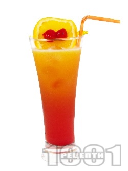 Коктейл Текила на разсъмване (Tequila Sunrise, текила сънрайз) с текила, портокалов сок, гренадин и черешки мараскино - снимка на рецептата